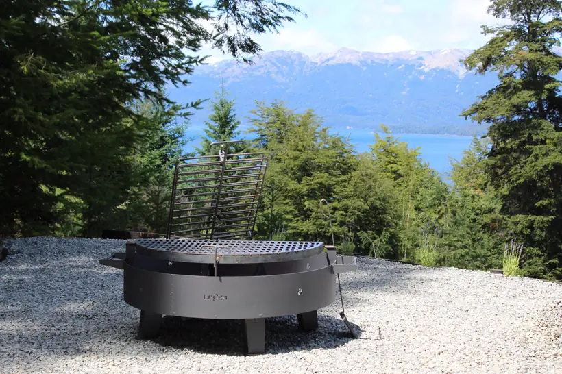 Fogonero con parrilla y vista al lago y la cordillera