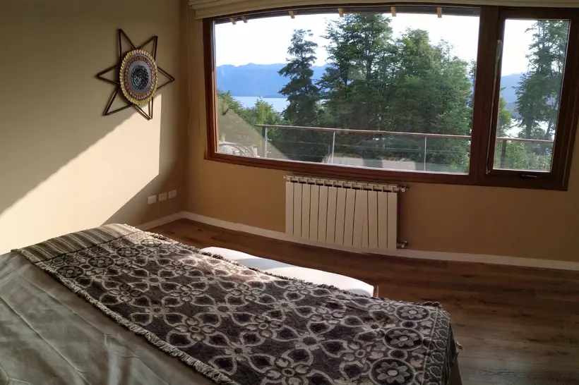 Dormitorio con ventanal al lago