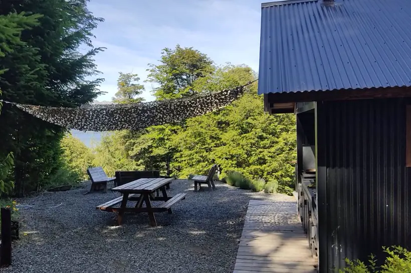 Espacio exterior con mesa de picnic y vista al lago