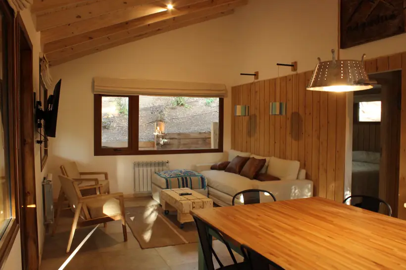Living con sillón y mesa de madera