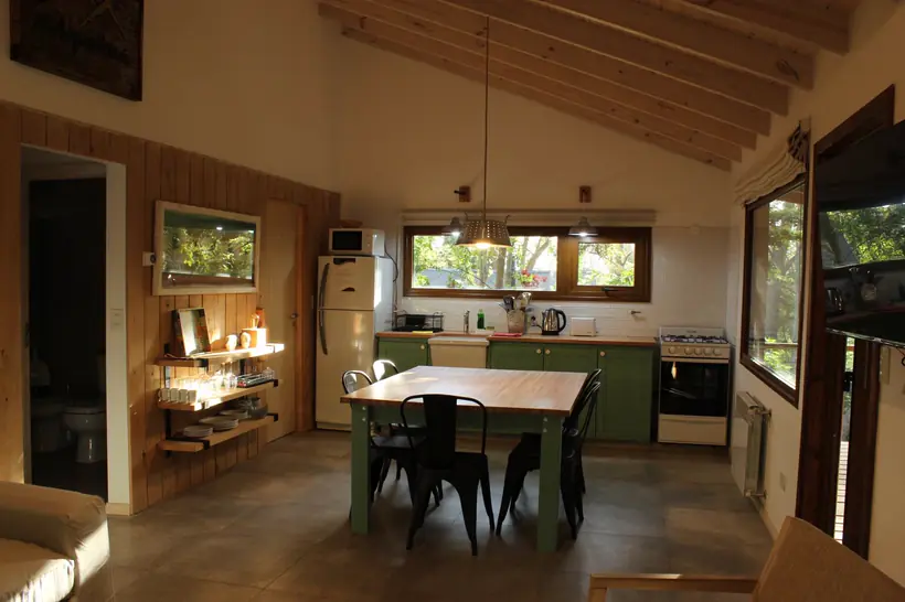 Living comedor con techo de madera