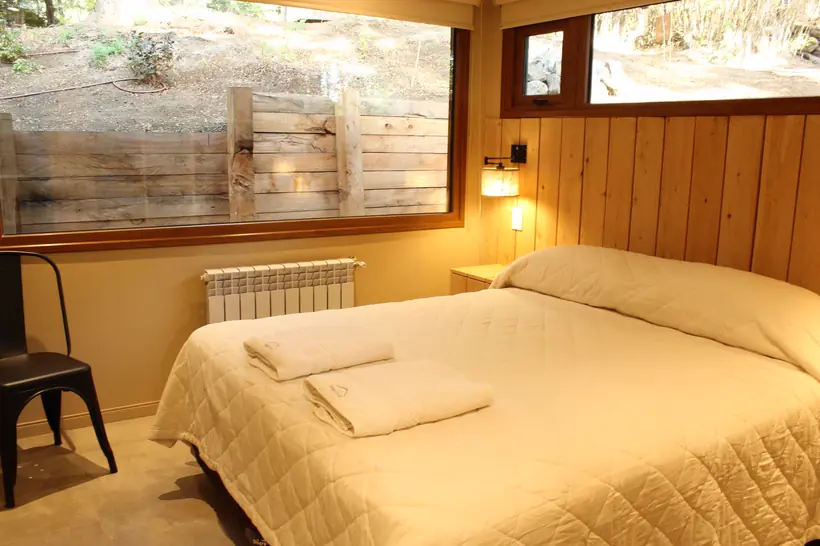 Dormitorio con cama matrimonial