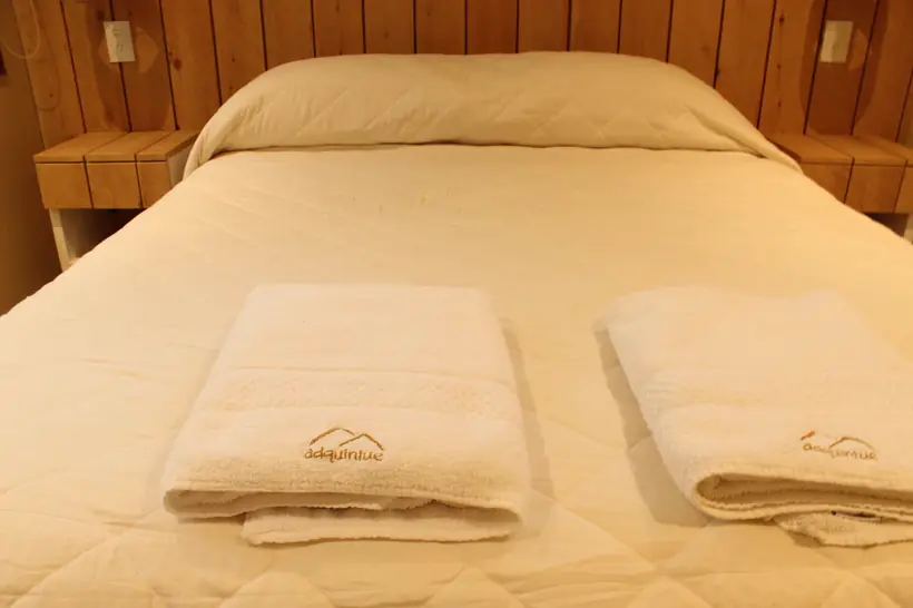 Cama con toallas bordadas