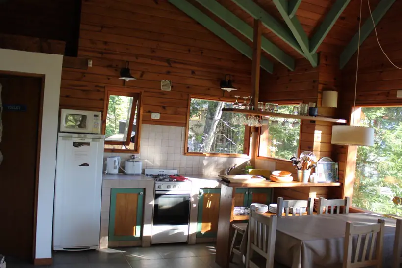 Cocina comedor con vigas de madera