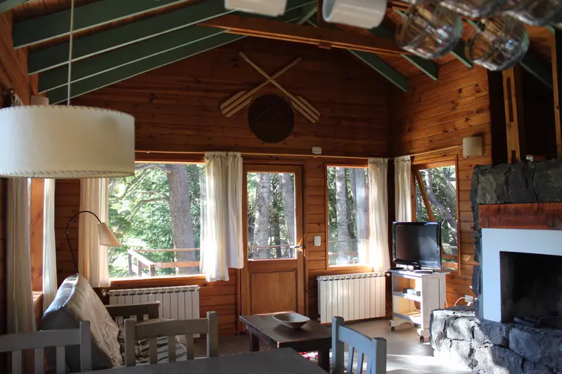 Living con estufa hogar