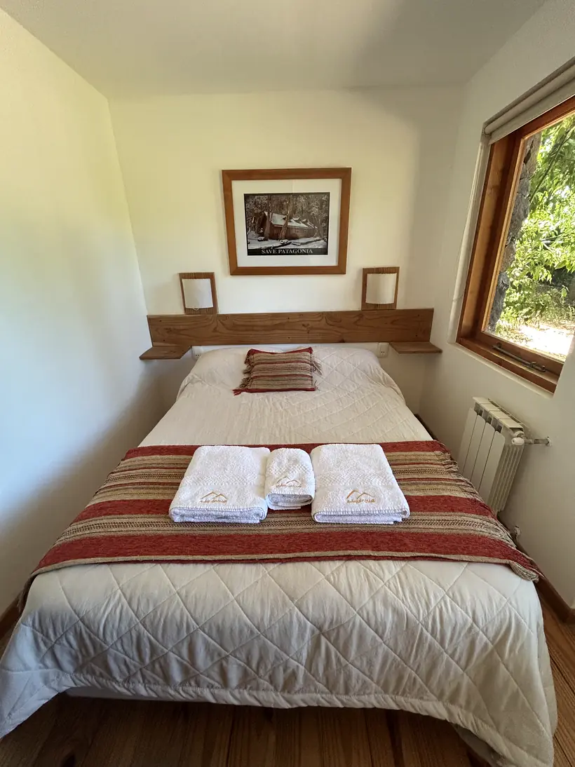 Dormitorio matrimonial con toallas