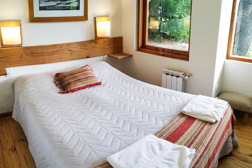 Dormitorio matrimonial con ventana al bosque