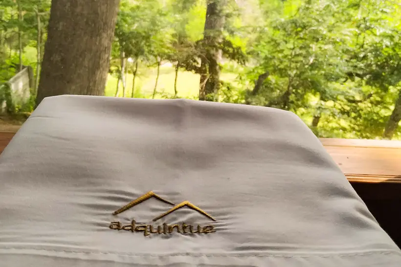 Ropa blanca bordada con el logo de Adquintue