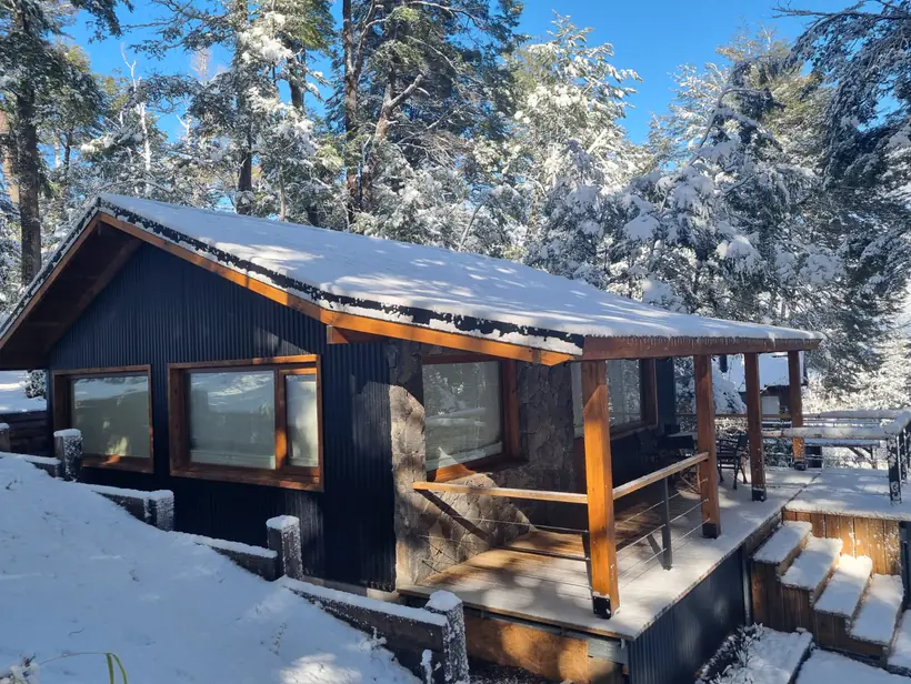 Cabaña cubierta de nieve en invierno