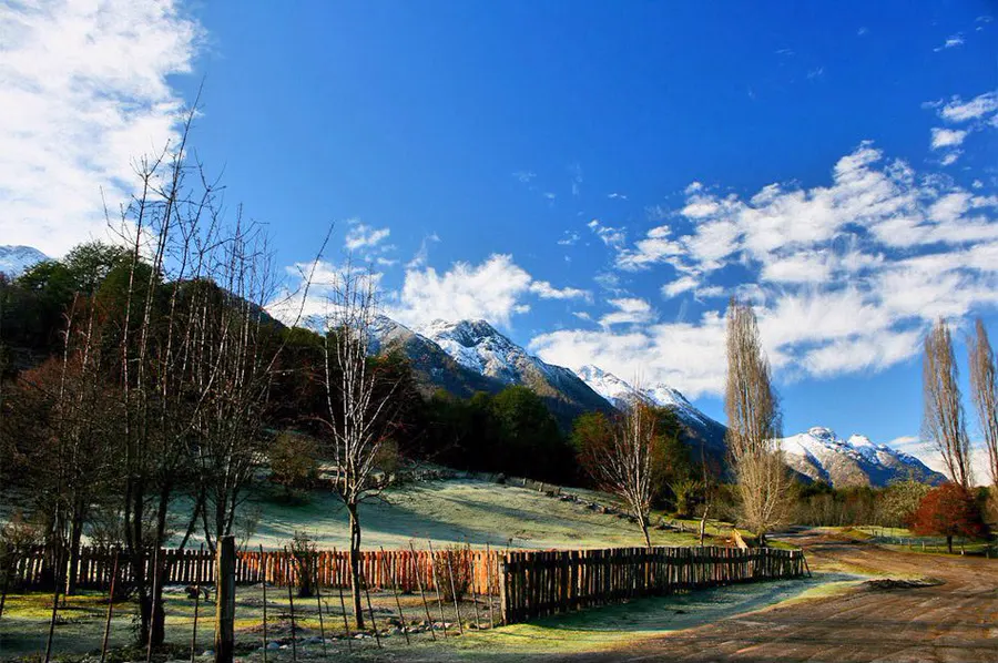 Camino Viejo con la cordillera nevada de fondo