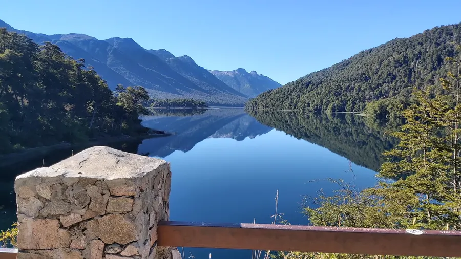 Lago Espejo reflejando las montañas